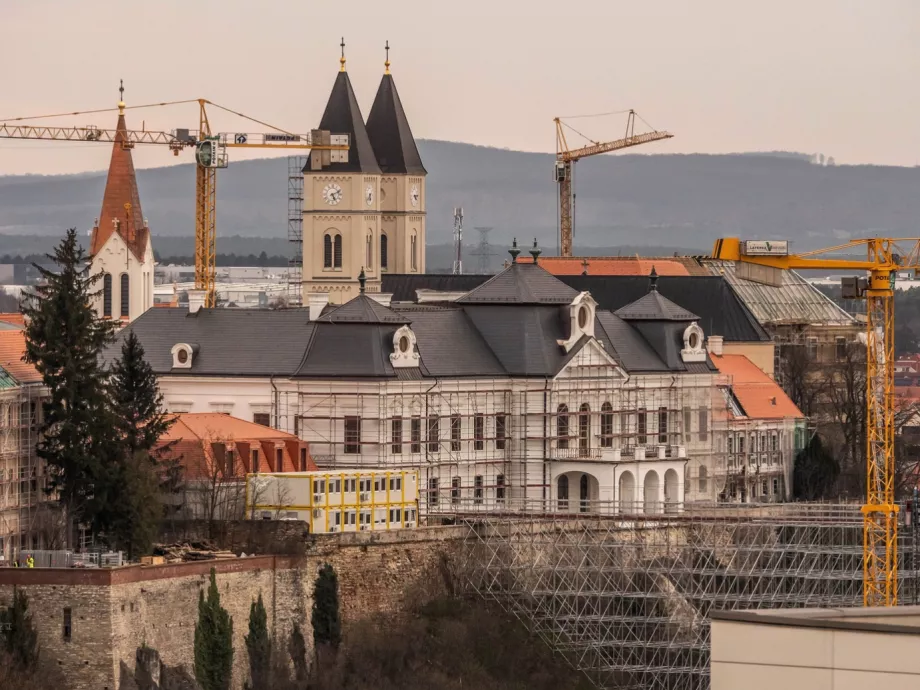 Különleges technológiai megoldások a megújuló veszprémi várnegyedben