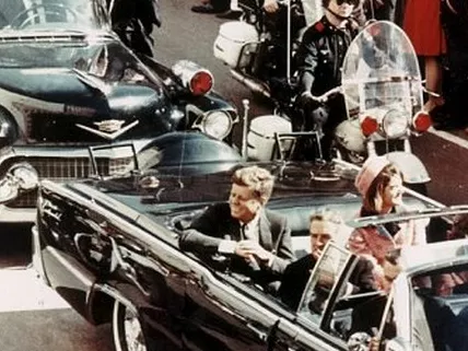 Robert Kennedy lopta el bátyja agyát