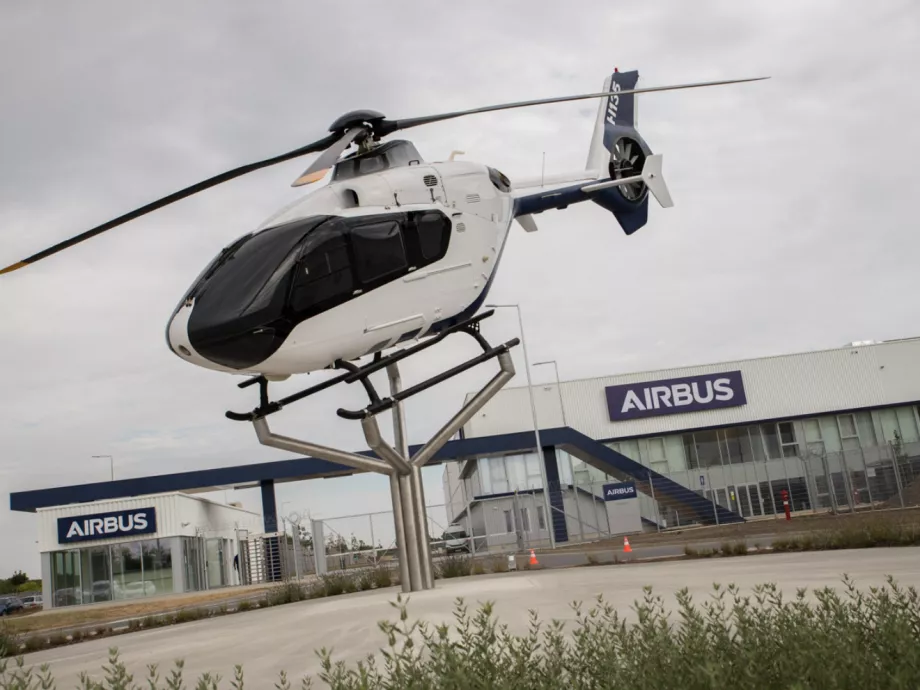 Átadták a gyárat, elindult Gyulán a helikopterek gyártása