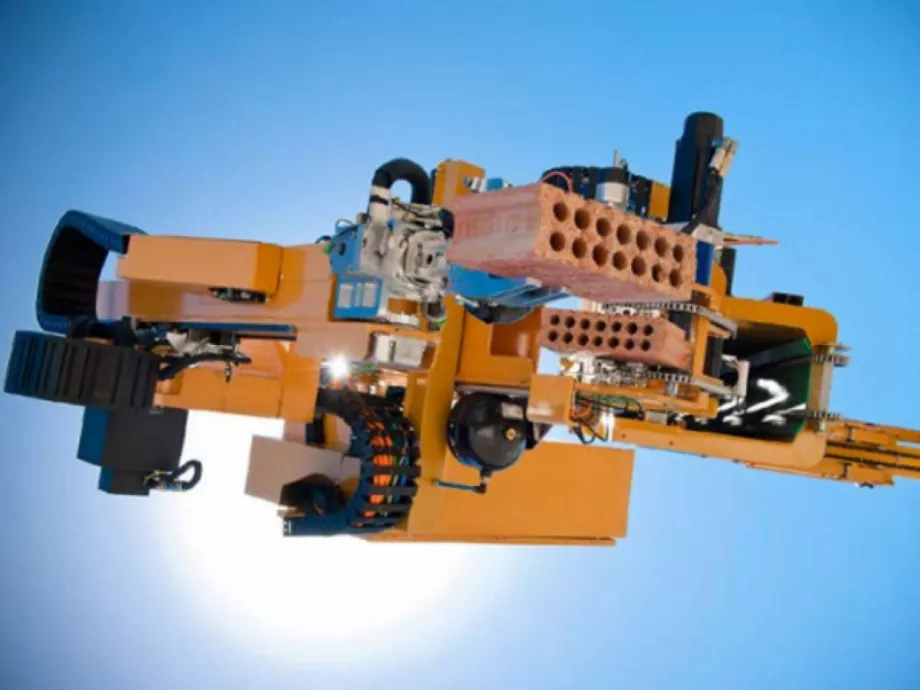 Két nap alatt épít fel egy házat a kőműves robot