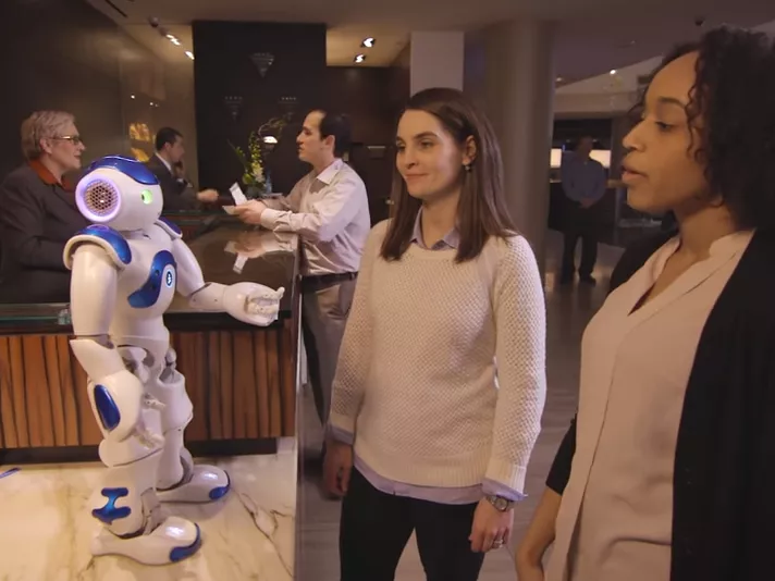 Humanoid robotok hotelekben és reptéren