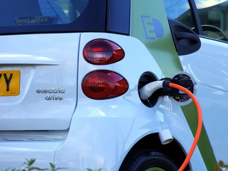 E-töltők: összefognak az autóipari nagykutyák