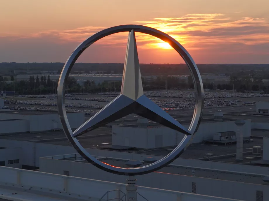 A Mercedes-Benz megduplázta magyarországi gyárának területét és megkezdte az új elektromos C-osztály sorozatgyártását
