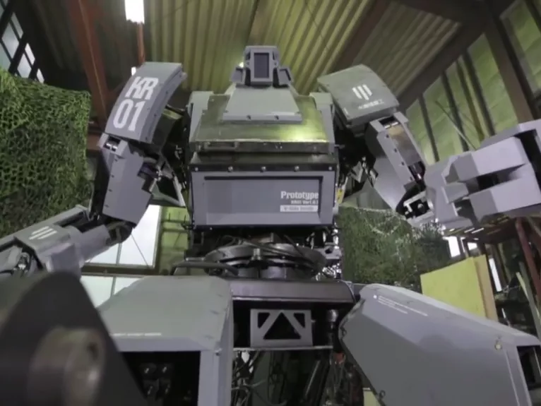 Apokaliptikus hangulatú robotpárbaj augusztusban