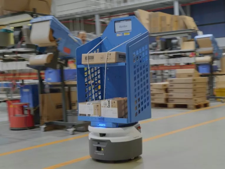 Intelligens robotok veszik át a raktárosok munkáját