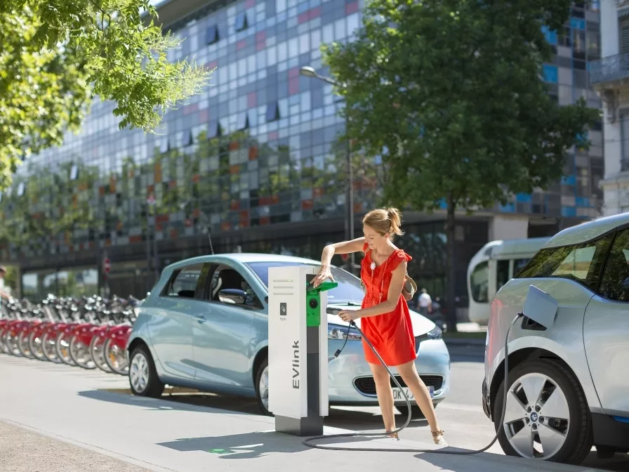 Az e-mobilitásra készítik fel a villanyszerelőket