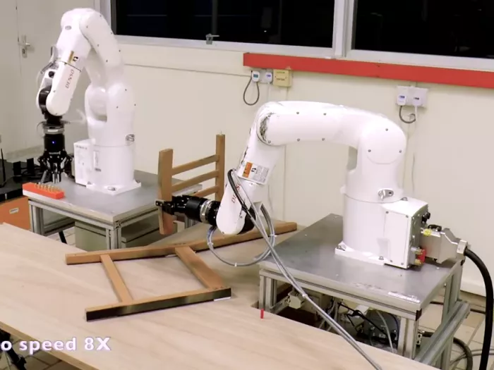 Két robotkar játszva dobott össze egy IKEA széket