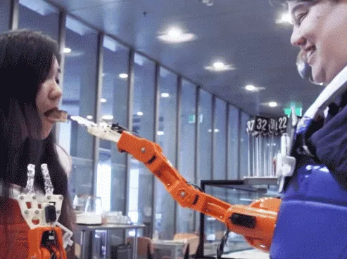 Ebédlőpartner-etetés hasi robotkarral