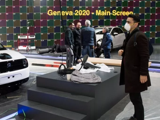 Genfi autószalon a neten