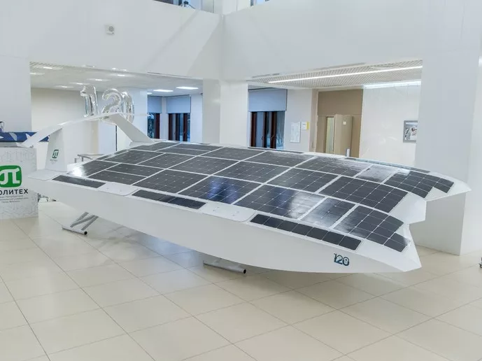 Mint a lidérc: kész a napelemes repülő csónak