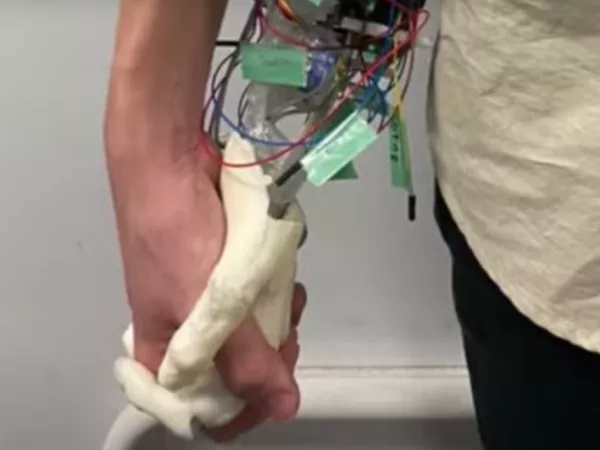 Izzadó robotkéz romantikus sétákhoz