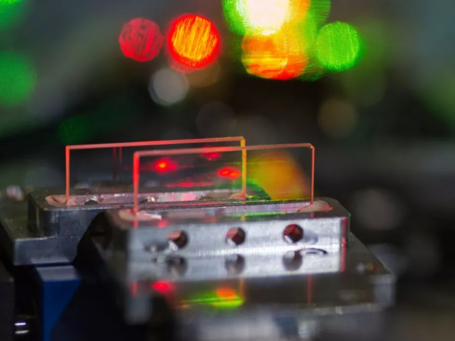 A fény elektromos terével keltettek fémekben ultragyors áramot magyar kutatók