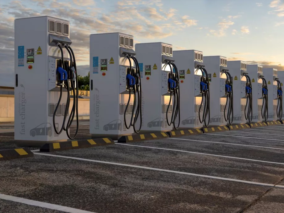 Elektromos gyorstöltők telepítésére kötelezik a töltőállomás-üzemeltetőket Németországban