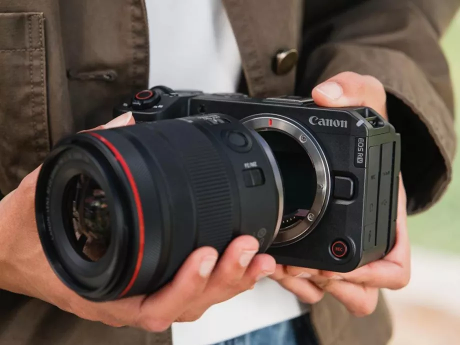 Újabb kamera és objektív videósok és vloggerek számára
