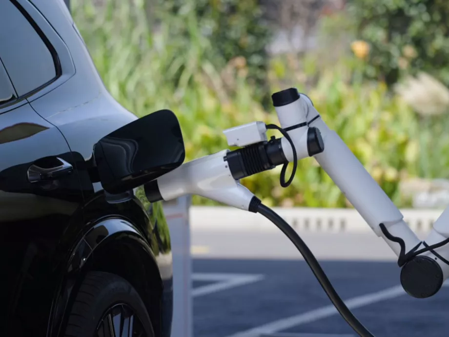 4 perc 30 másodperces, MI által támogatott ultragyors töltést mutatott be a Geely