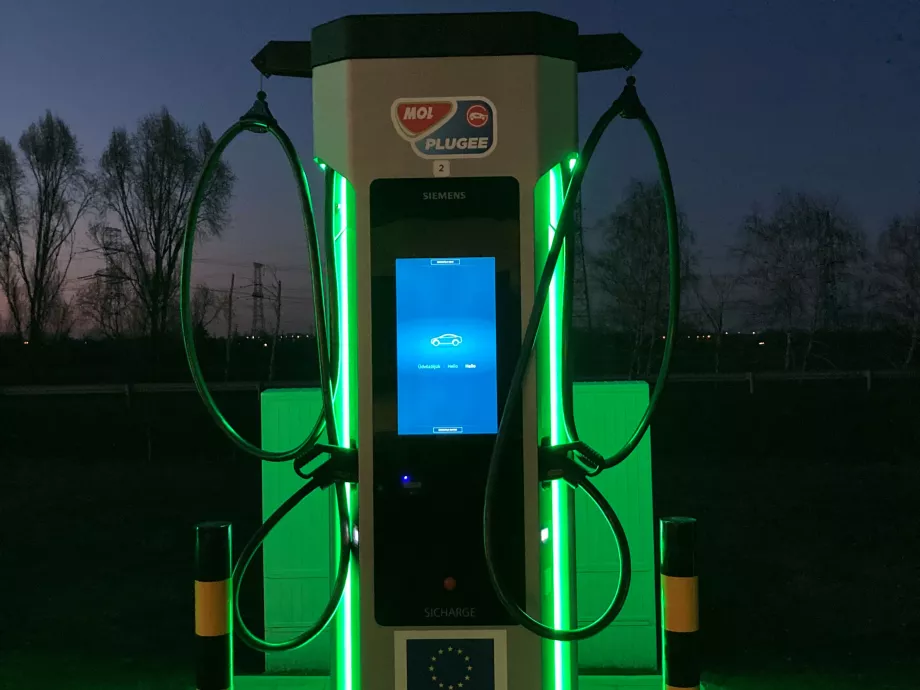 Európa egyik legnagyobb elektromos autótöltő-hálózatához csatlakozott a MOL Plugee