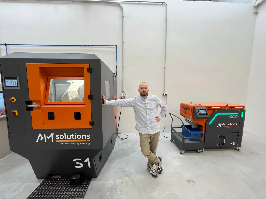 Az Aufeer Design az AM Solutions utófeldolgozó berendezéseire támaszkodik