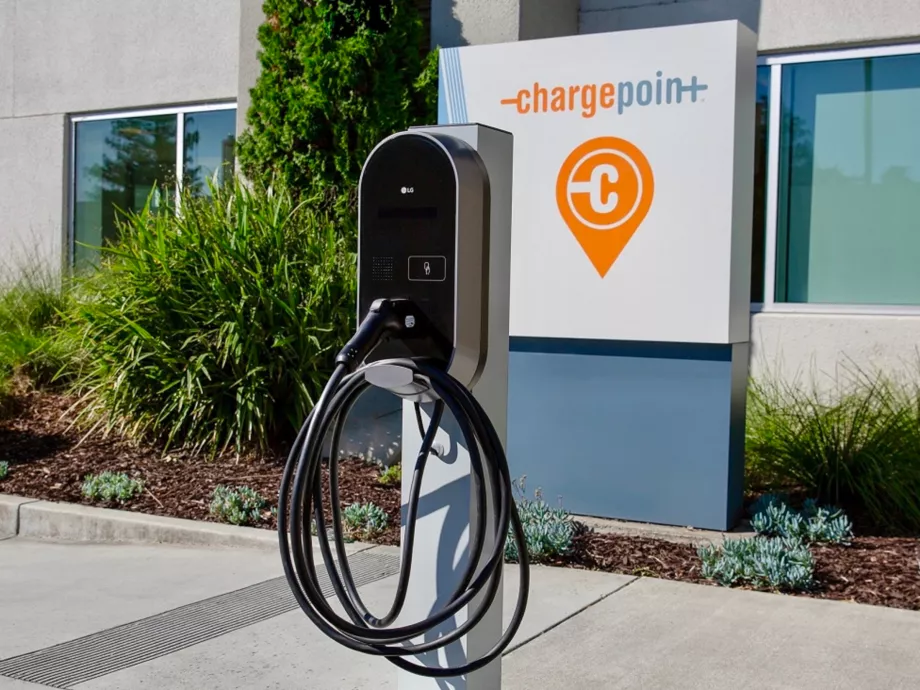 Közösen bővítik globális elektromosautótöltő-hálózatukat