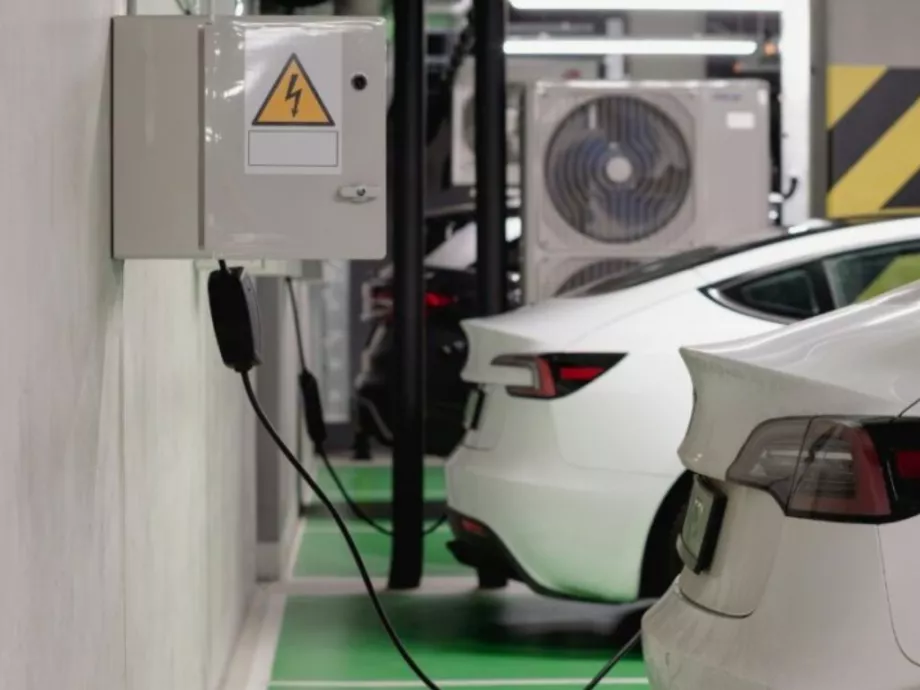 Elektromos autók a mélygarázsokban: új tűzvédelmi kihívás előtt az épületek