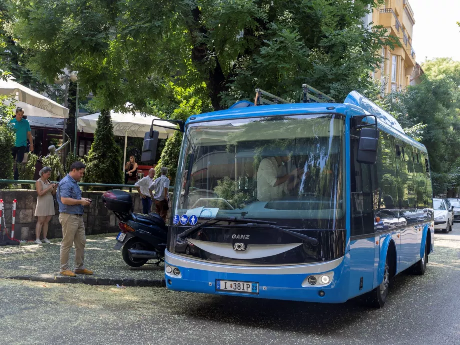Bemutatták az új magyar elektromos midibuszt